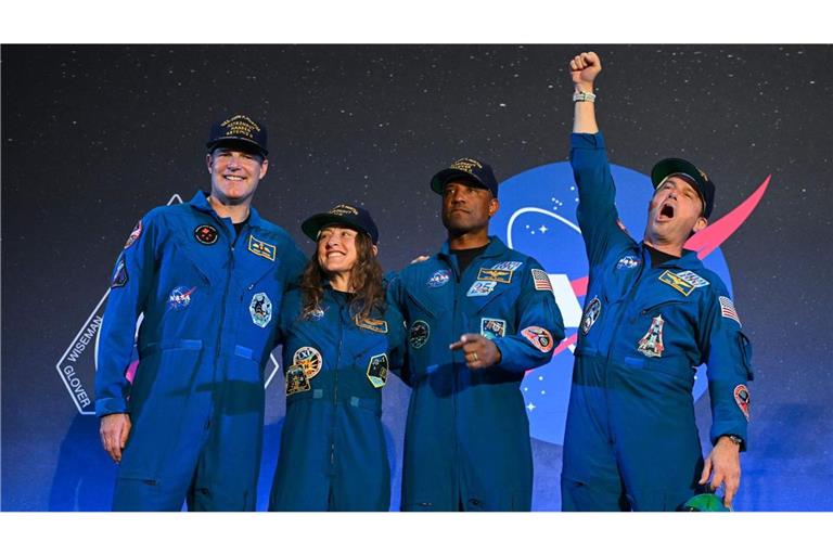 „Für immer verbunden“: Die Nasa-Astronauten Jeremy Hansen, Christina Koch, Victor Glover und Reid Wiseman (von links) beim ersten öffentlichen Auftritt nach ihrer Rückkehr.