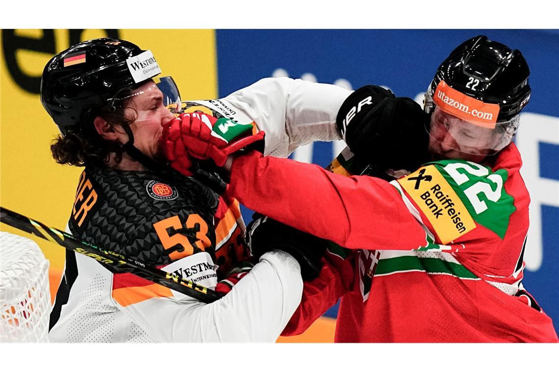 Kniffliger WM-Start: Warten auf Stützle und Siegpflicht Für Kapitän Moritz Seider (l) und die deutsche Mannschaft geht es zu WM-Beginn gegen die vermeintlich leichtesten Gegner.