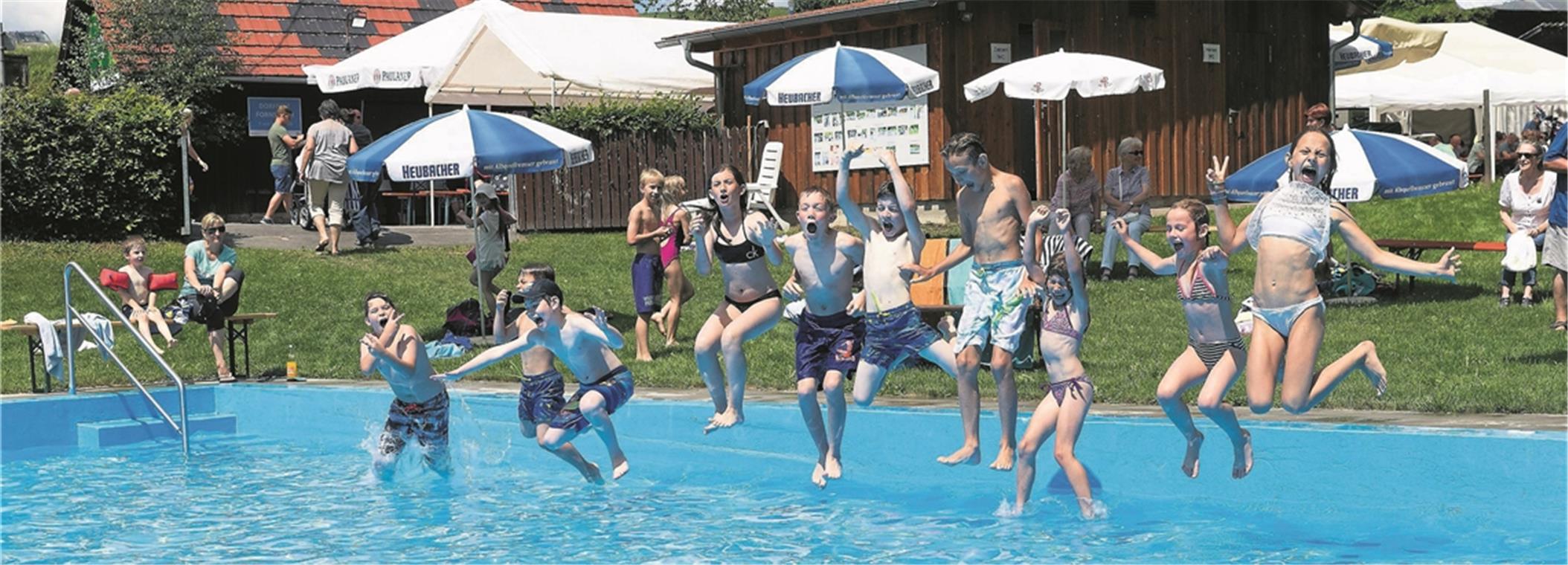 Für Kinder und Jugendliche ist das Bädle in Hinterwestermurr eine wichtige Einrichtung. Dort verbringen sie ihre Freizeit und können schwimmen lernen. Fotos: J. Fiedler (1)/privat (2)