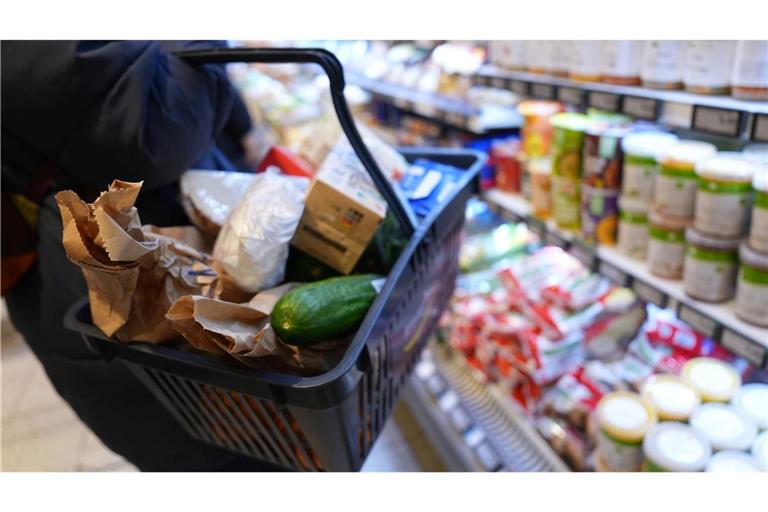 Für Lebensmittel müssen Verbraucher derzeit deutlich tiefer in die Tasche greifen als im Jahr 2020.