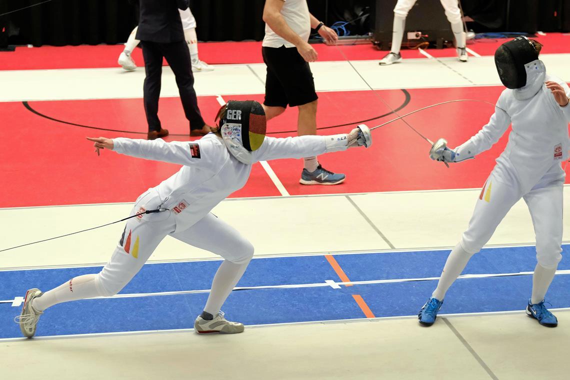Degenfechterin Lina Zerrweck verpasst die Teammedaille knapp Für Lina Zerrweck (links) steht nach der U-20-EM vergangene Woche nun im April die WM in Saudi-Arabien auf dem Programm. Foto: privat