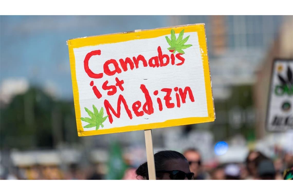 Für manche ist Cannabis wirksame Medizin, für andere ist es vor allem ein Rauschmittel. Sehr viele Konsumenten versorgen sich mittlerweile über Apotheken&nbsp;– weil es keine anderen legalen Bezugsquellen gibt.