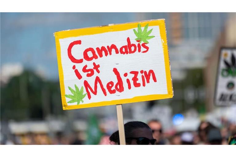 Für manche ist Cannabis wirksame Medizin, für andere ist es vor allem ein Rauschmittel. Sehr viele Konsumenten versorgen sich mittlerweile über Apotheken&nbsp;– weil es keine anderen legalen Bezugsquellen gibt.