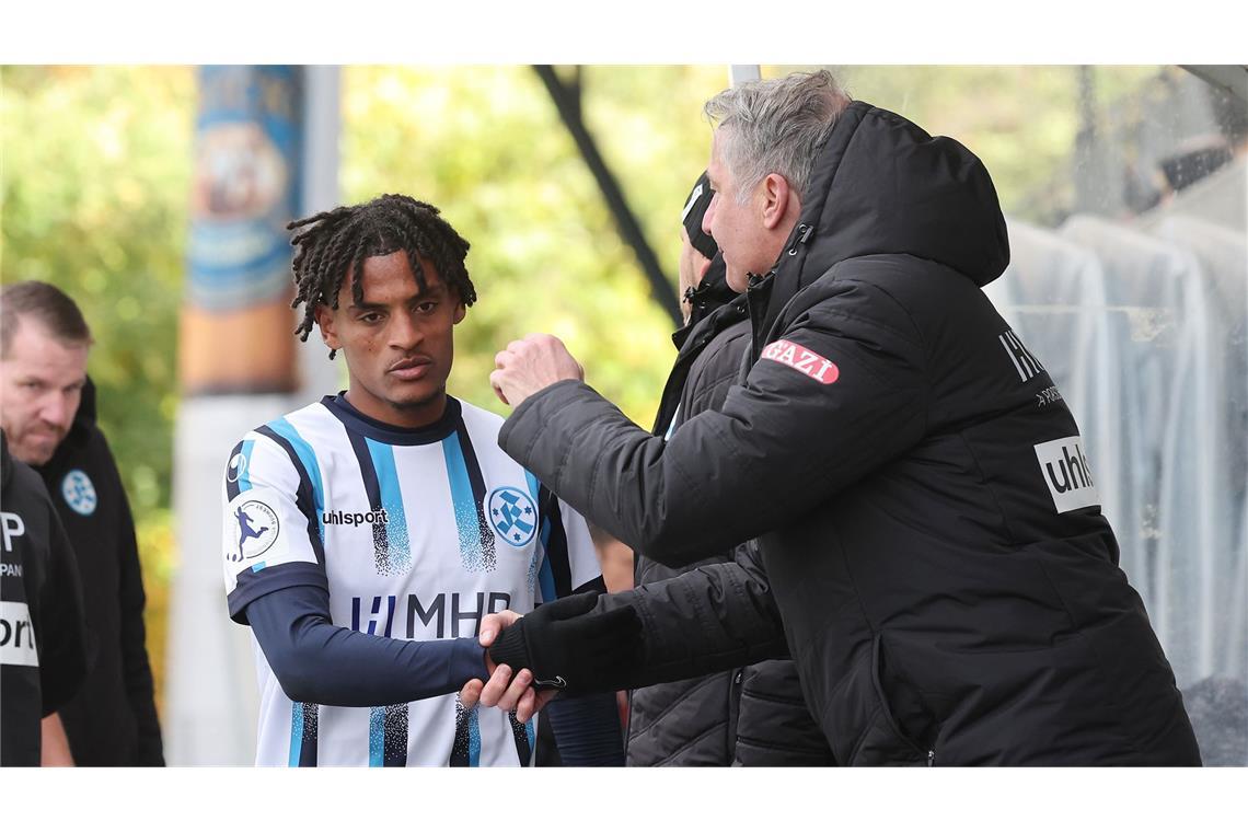 Für Melkamu Frauendorf (neben Sportgeschäftsführer Lutz Siebrecht) ist das Fußballjahr 2025 gelaufen.