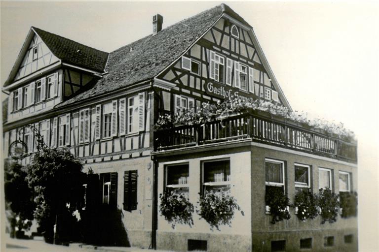 Für Mitglieder von Parteien war es oft schon schwierig, sich zu treffen. Nur wenige Restaurants und Lokale waren mit Speise- und Getränkevorräten gesegnet. Die „Sonne-Post“ war eine der wenigen Ausnahmen. (Aufnahme ist um einiges älter, stammt von 1930.) Foto: Stadtarchiv
