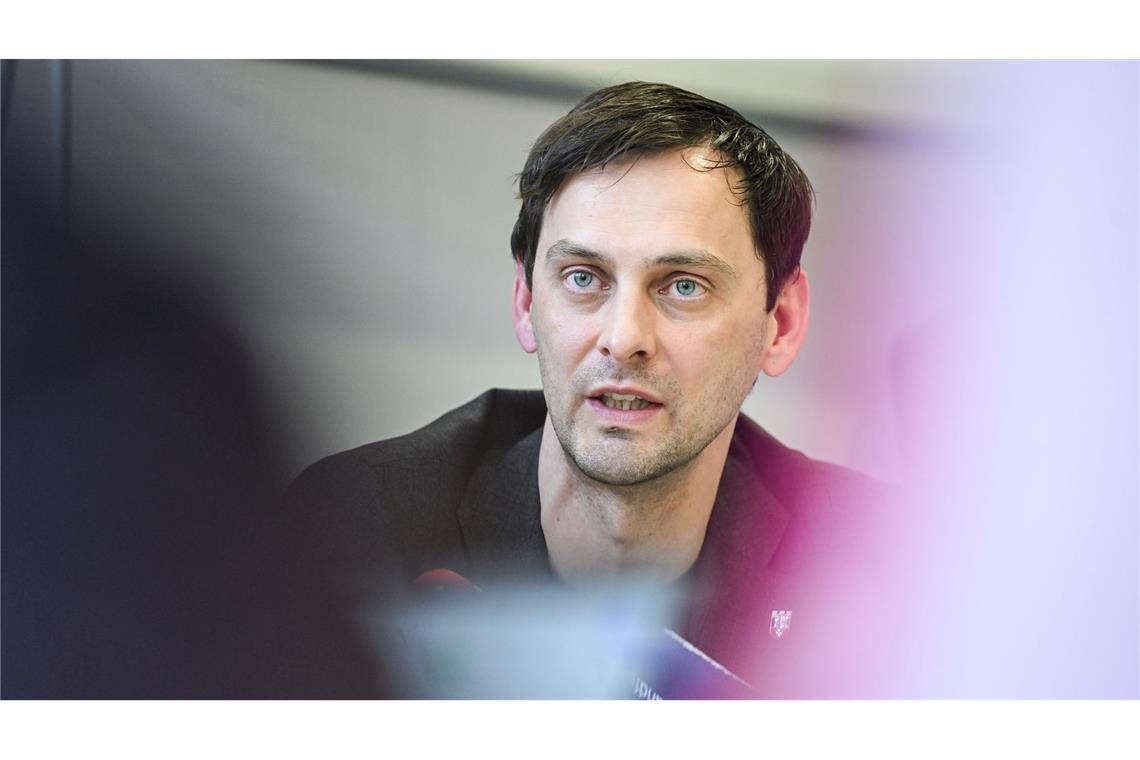 Für Neuköllns Bezirksbürgermeister Martin Hikel braucht es eine interne Überprüfung der Strukturen und Abläufe im Jugendamt. (Archivbild)