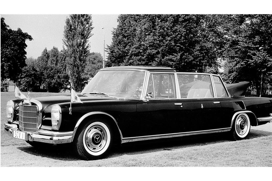 Dieses E-Auto ist Mercedes heilig – Franziskus fährt jetzt G-Klasse Für Papst Paul VI.: der Mercedes 600 Pullman-Landaulet aus dem Jahr 1965.
