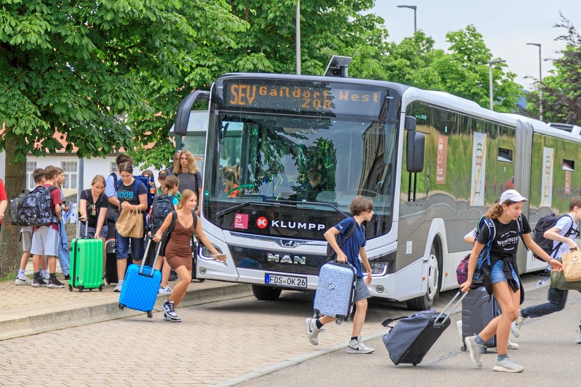 So läuft der Ersatzverkehr Richtung Hall Für Pendler erhöht sich die Fahrtzeit mit dem Ersatzverkehr deutlich. Um den Anschlusszug zu erwischen, ist Eile gefragt. Foto: Stefan Bossow