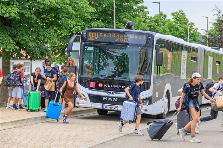 Für Pendler erhöht sich die Fahrtzeit mit dem Ersatzverkehr deutlich. Um den Anschlusszug zu erwischen, ist Eile gefragt. Foto: Stefan Bossow