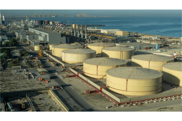 Für Saudi-Arabien, die Vereinigten Arabischen Emirate und Katar hat mit der faktischen Blockade der Straße von Hormus ein Wettlauf gegen die Zeit begonnen. Sie müssen andere Wege finden, um Kunden zu beliefern und noch größere Umsatzeinbrüche zu verhindern.