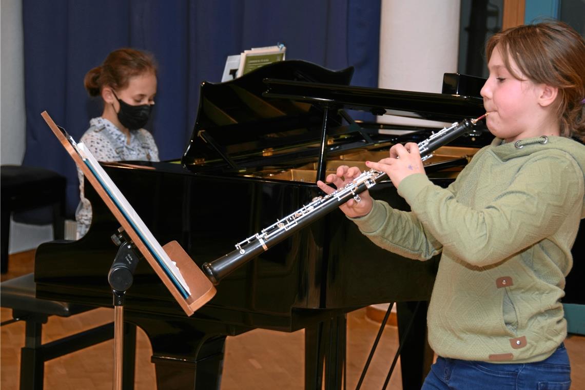 Kleines Konzert als Vorbereitungspräsent Für Schülerinnen und Schüler, die als Duo antreten, waren gemeinsame Proben nicht möglich. Auch dafür ist der Konzert als eine Art Generalprobe ein Vorteil. Die Aufnahme zeigt Laelia Probst und Mathilda Klasen (von links), die zu zweit zum Wettbewerb gehen.