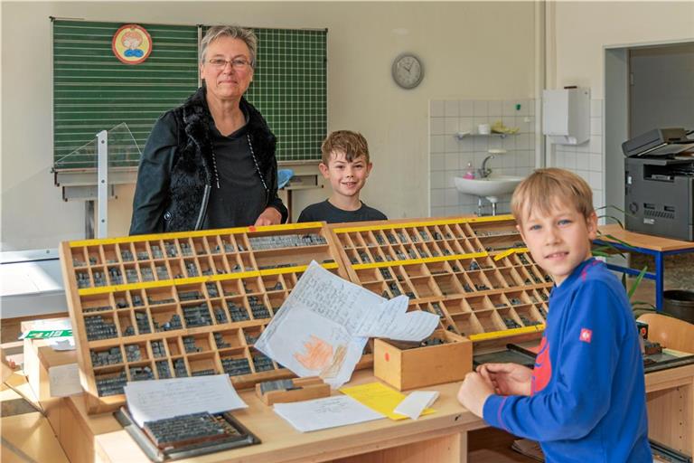 Für Schulleiterin Monika Pietron (links) und das Kollegium bedeutet die Integration der Schuldruckerei in den Alltag viel Mehrarbeit, aber die zahlt sich ihrer Einschätzung nach für die Kinder und den Lernprozess ganz klar aus. Fotos: Stefan Bossow