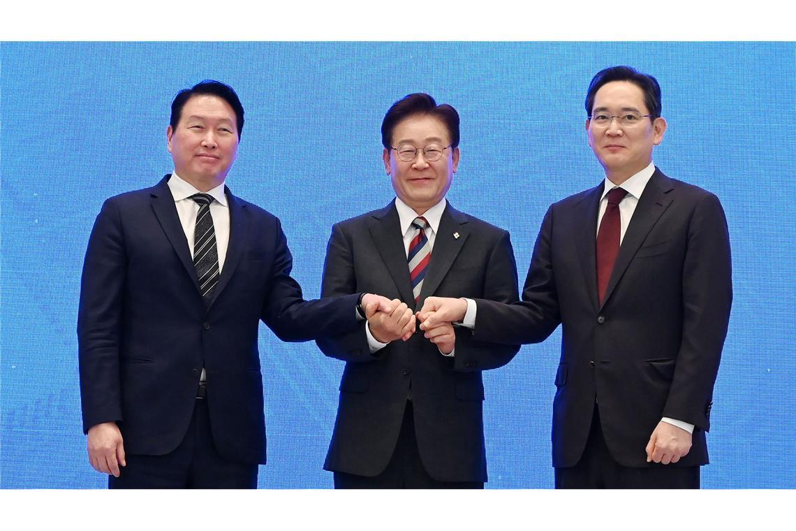 Für seinen Investitionsplan hat Präsident Lee Jae Myung die Vorstände von Samsung Electronics, Lee Jae Yong (r), und SK Hynix, Chey Tae Won, an Bord geholt.