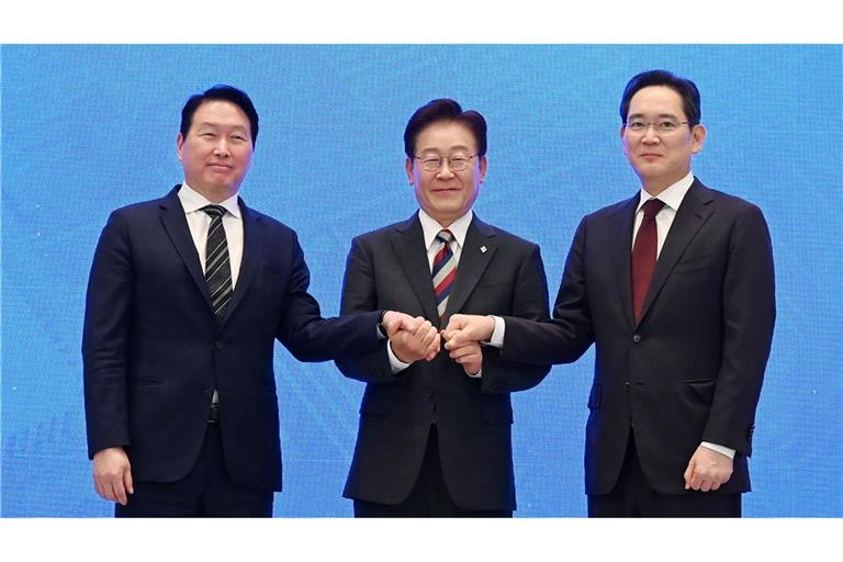 Für seinen Investitionsplan hat Präsident Lee Jae Myung die Vorstände von Samsung Electronics, Lee Jae Yong (r), und SK Hynix, Chey Tae Won, an Bord geholt.