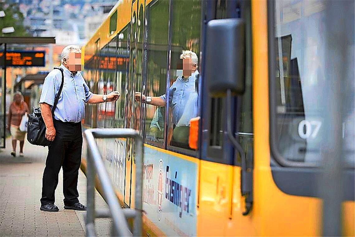 In Bahn gestürzt: Senior stirbt Für Senioren ist die Fahrt mit Bus und Bahn mitunter gefährlich.