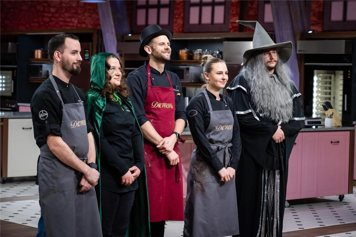 Für Sven, Anna, Michael, Lina und Péter (v.l.) geht es in der nächsten Woche unterhaltsam - und kostümiert - weiter.