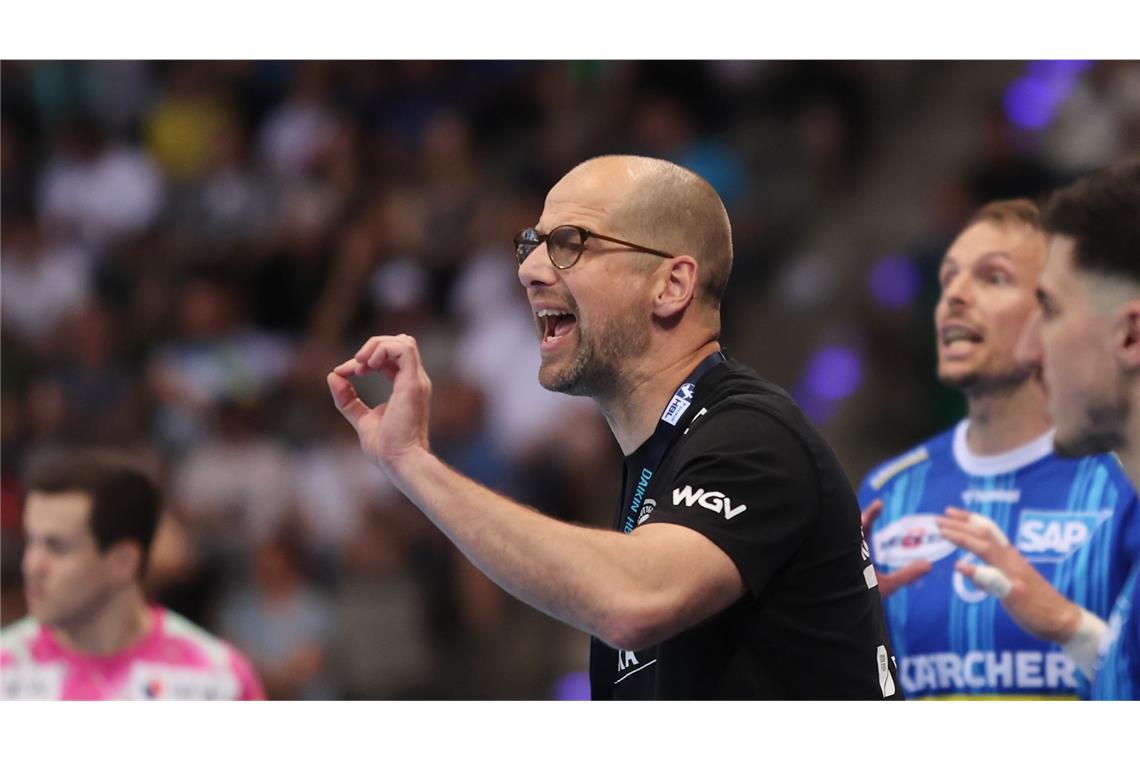 TVB Stuttgart bricht gegen Füchse komplett ein Für Trainer Jürgen Schweikardt geht der Kampf gegen den Abstieg weiter.