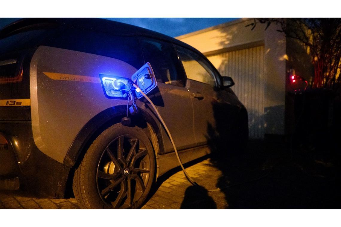 Fraunhofer-Institut zerpflückt E-Auto-Mythen Für Umweltbilanz und Wirtschaftlichkeit ist auch wichtig, wann und wo man lädt. (Archivbild)