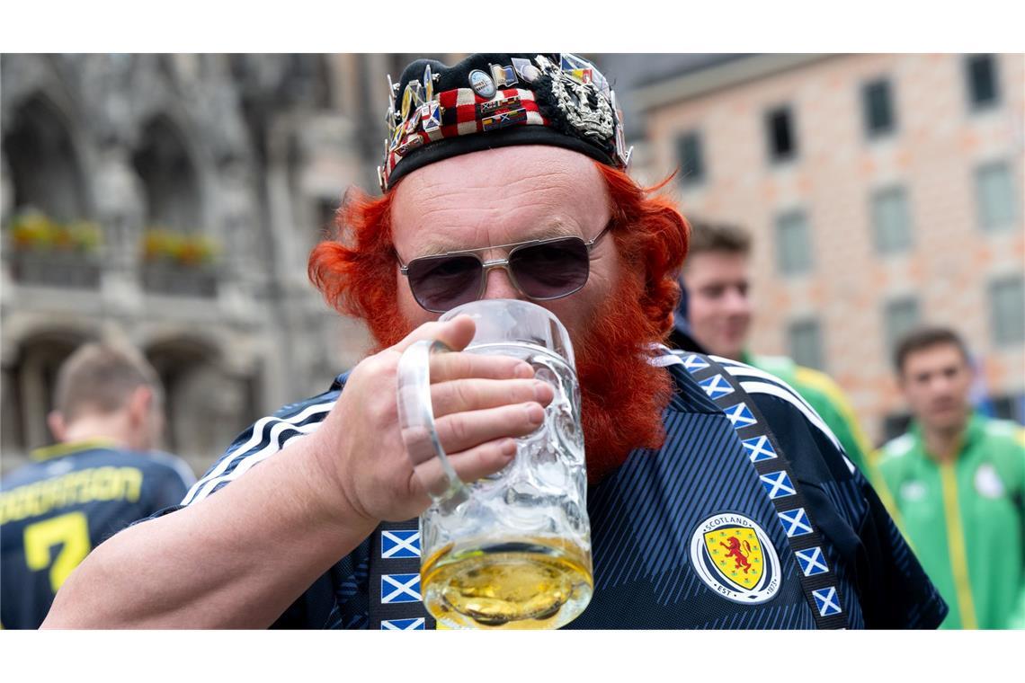 Nicht mal die Fußball-EM kann deutschen Bierabsatz heben Für viele Brauereien ist das Glas halbleer. (Archivbild)