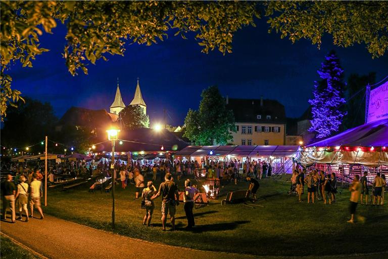 Für viele ist der Sommerpalast neben Konzerten und Kleinkunst auch ein Anlass, sich nach langer Zeit wiederzutreffen. Foto: Alexander Becher