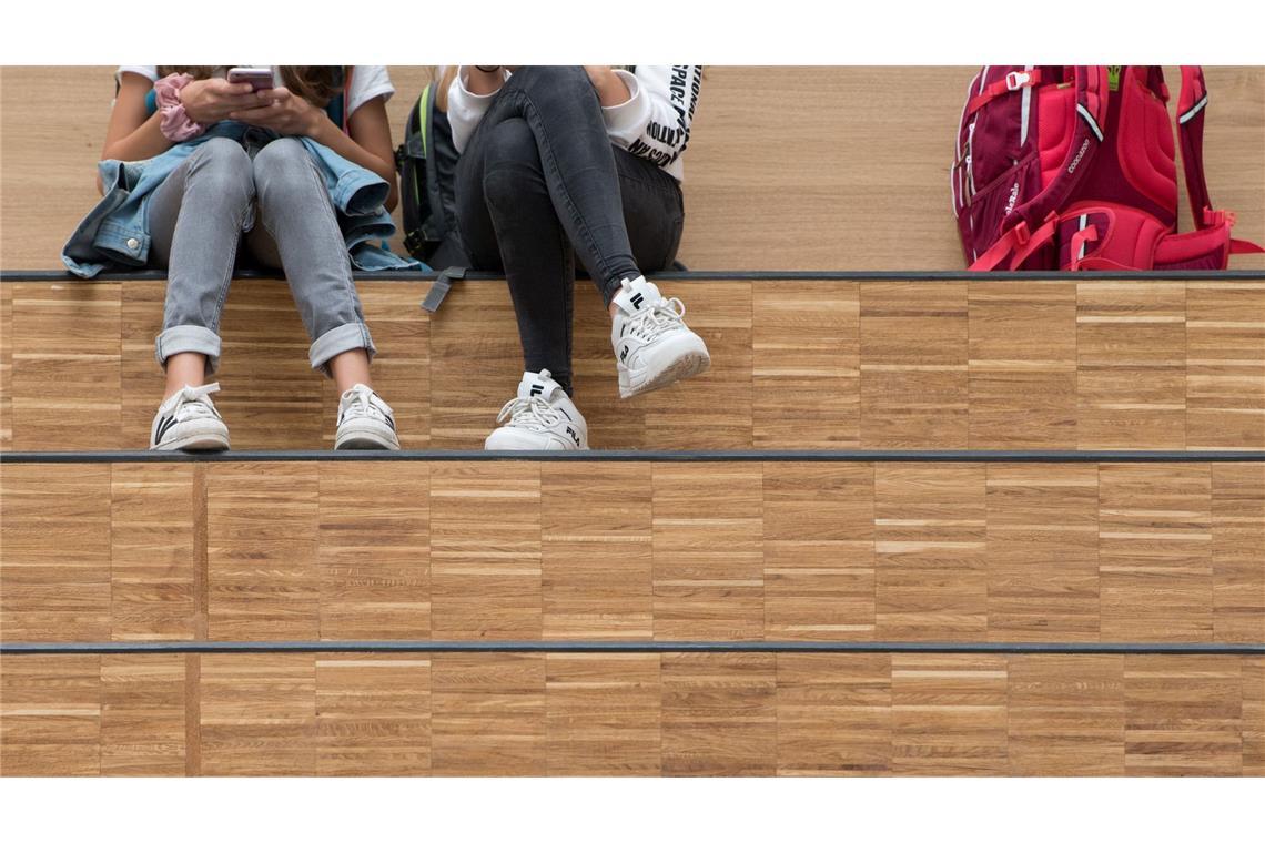 Baden-Württemberg will Handynutzung an Schulen einschränken Für viele Schülerinnen und Schüler sind Smartphones aus dem Alltag kaum wegzudenken. (Archivbild)