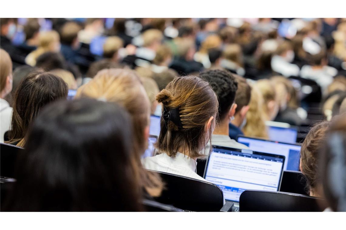 Hier geht es bei den Koalitionsverhandlungen um Ihr Geld Für viele Studierende sind hohe Mieten in Uni-Städten ein Problem. (Symbolbild)