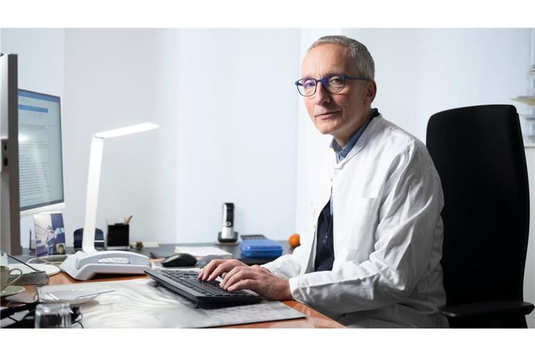 Fürchtet weitere Impf-Verunsicherung: Reinhard Berner, Vorsitzender der Ständigen Impfkommission (Stiko), in seinem Büro im Universitätsklinikum Carl Gustav Carus in Dresden.