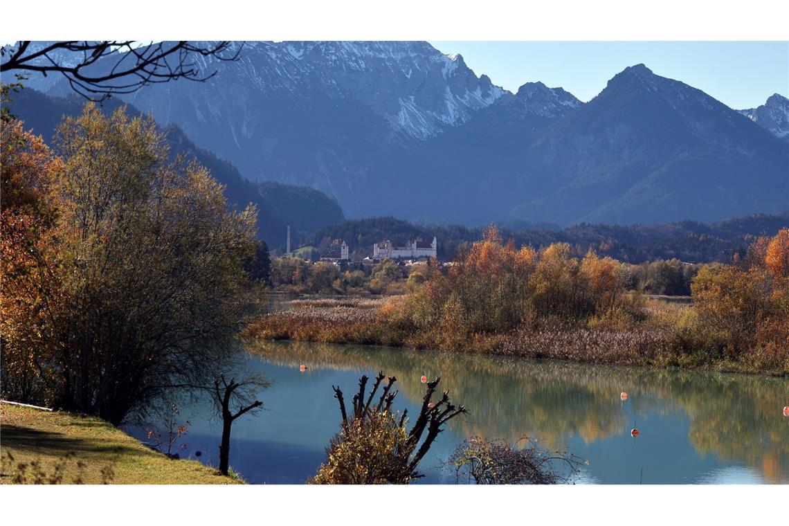 Füssen: Das Hohe Schloss thront hinter dem Forggensee