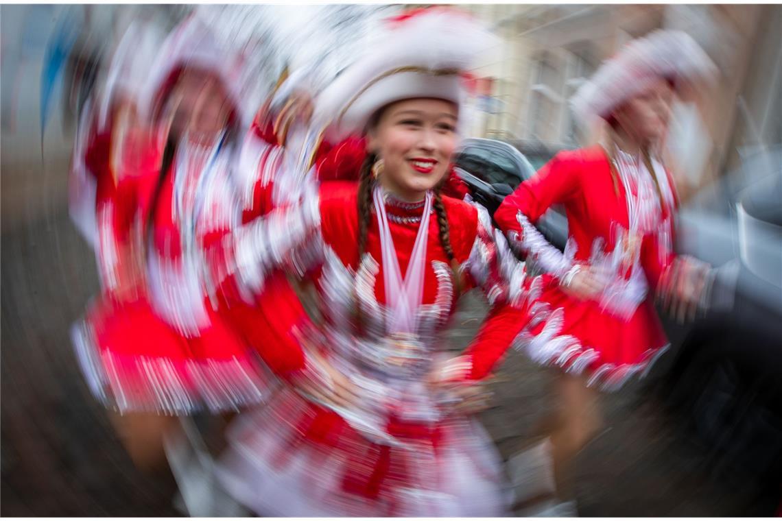 Warum ist der 11.11. Karnevalsbeginn? Funkenmariechen beim traditionellen Karnevalstanz: Der Karneval wird weltweit sehr unterschiedlich begangen – Umzüge, Musik, Masken und das Verkleiden spielen aber immer eine zentrale Rolle.