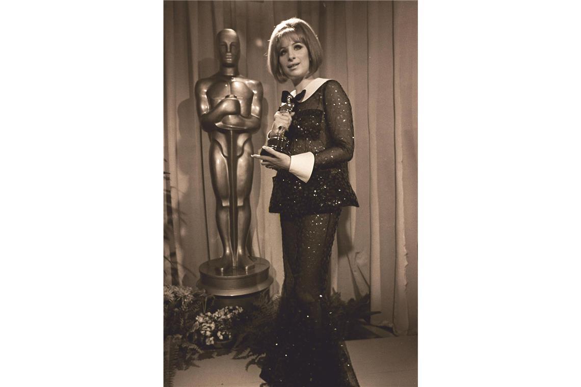 Die schlimmsten Oscar-Kleider aller Zeiten „Funny Girl“: Mit diesem Auftritt bei der Oscar-Verleihung des Jahres <b>1969</b> hatte <b>Barbra Streisand</b> sicher die Lacher auf ihrer Seite. Provokant war das durchsichtige Ensemble mit Bubikragen vielleicht – aber schön? Eher nicht.