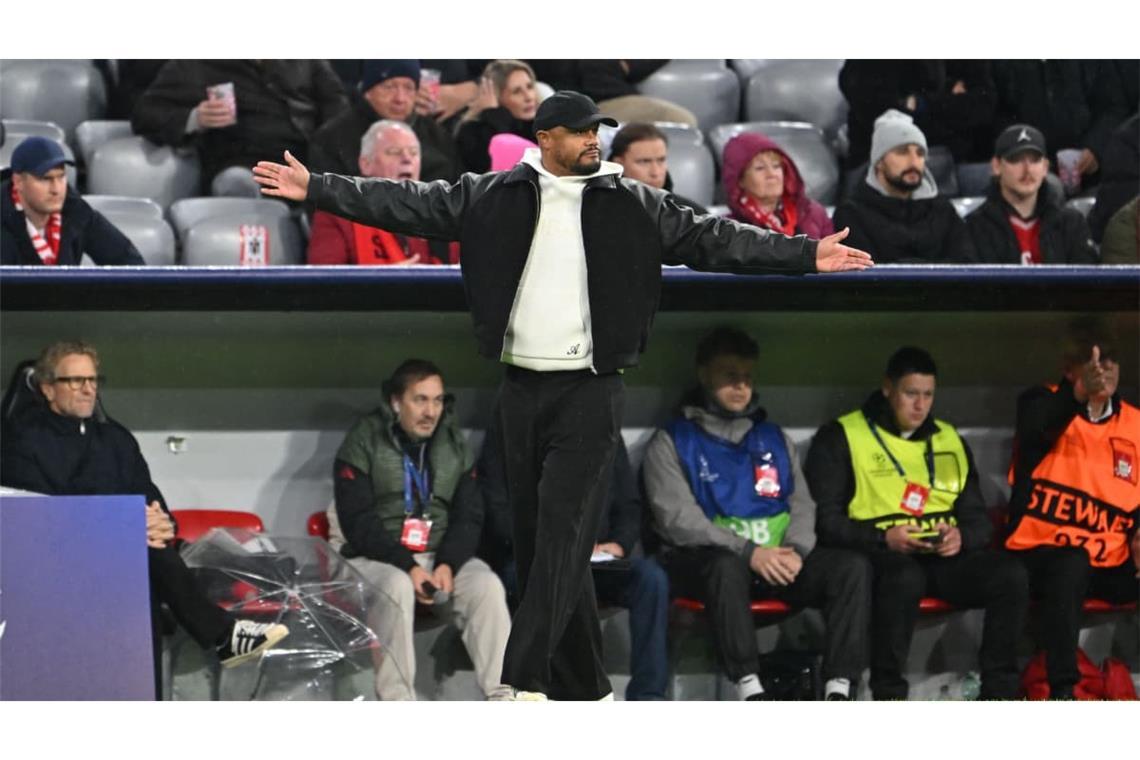 Fußball, Männer: Champions League, Vorrunde, 3. Spieltag, Bayern München - FC Arsenal. Trainer Vincent Kompany (Bayern München) gestikuliert am Spielfeldrand. (zu dpa: «Kompany «stabil»: Was der Ausfall für die Bayern bedeutet»)