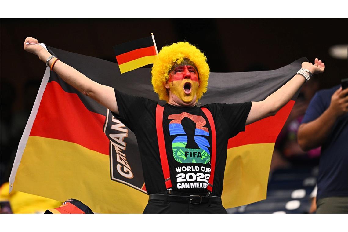 Fußball, Männer: WM, Deutschland - Curaçao, Vorrunde, Gruppe E, 1. Spieltag, Houston-Stadion. Ein Deutschland-Fan macht Stimmung vor dem Spiel.