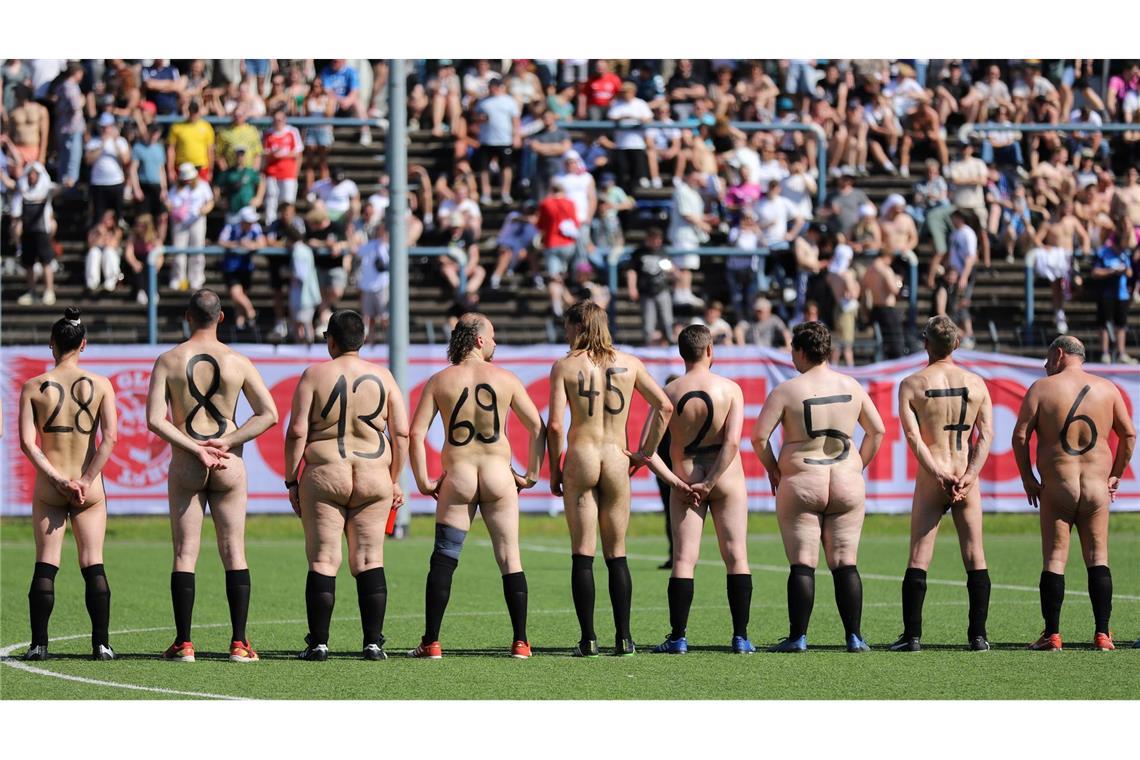 Bilder des Tages Fußball-Nacktionalmannschaft tritt an