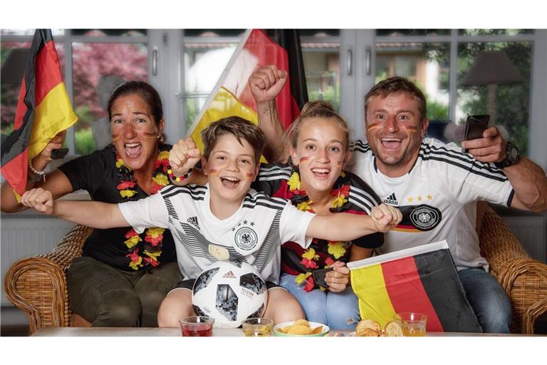 Fußball-Trikots sind bei der Handball-Übertragung am Freitag ab 17.45 Uhr nicht verboten.