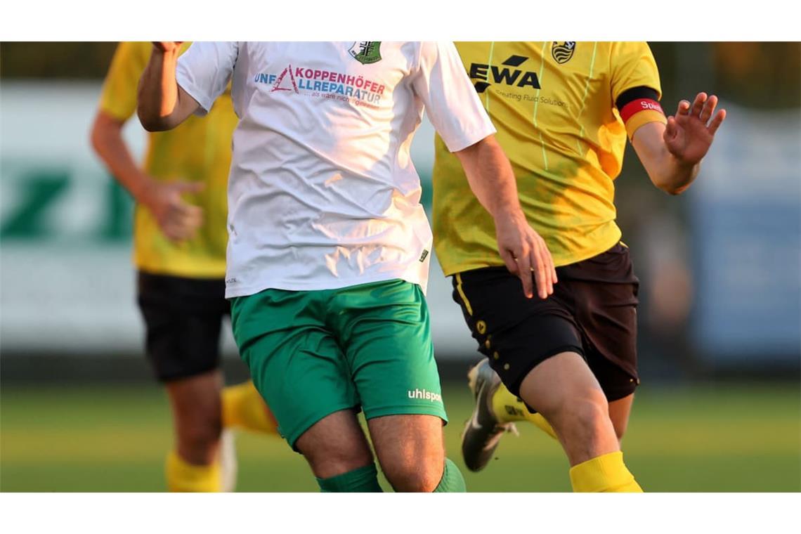 Fußball TSV Heimerdingen vs. SV Leonberg/Eltingen : BAU // 25.09.2026, Deutschland, Heimerdingen, Fußball Landesliga Staffel 1, 
TSV Heimerdingen vs. SV Leonberg/Eltingen, v.l. Arlis Krasniqi (Heimerdingen), Marco Seufert (Leo)