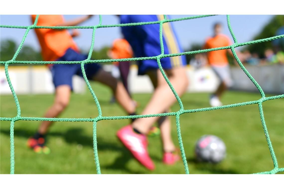 Stadt, Land, Sport: Wieso Stadtkinder oft fitter sind Fußball wird an vielen Orten gespielt. Bei anderen Sportarten ist das Angebot dünner. (Illustration)