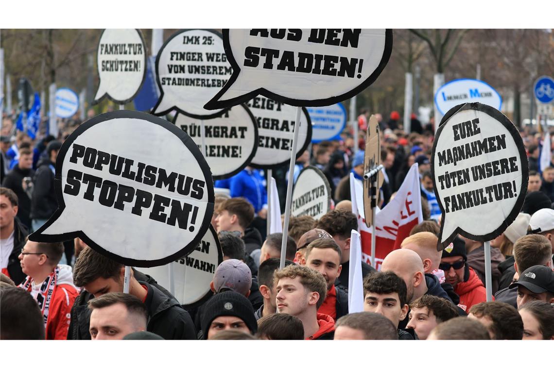 Fußballfans aus der ganzen Bundesrepublik protestieren gemeinsam in der Leipziger Innenstadt gegen strengere Sicherheitsmaßnahmen bei Fußballspielen.