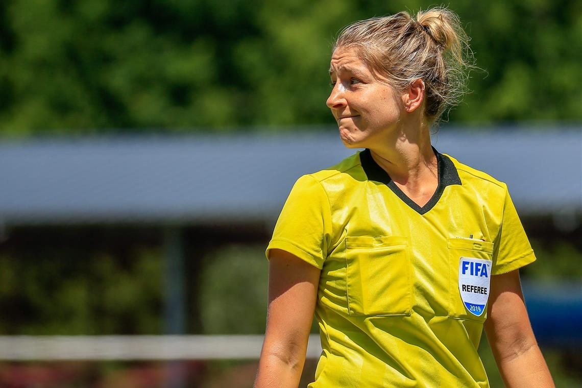 Schiedsrichterin Karoline Wacker von Uefa befördert Fußballschiedsrichterin Karoline Wacker blickt auf eine schöne Zeit zurück und freut sich darüber, den nächsten Schritt gemacht zu haben. Foto: A. Becher