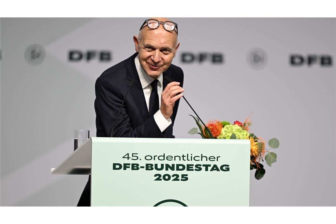 Fußballspitze bleibt: Neuendorf feiert Wiederwahl beim DFB-Bundestag