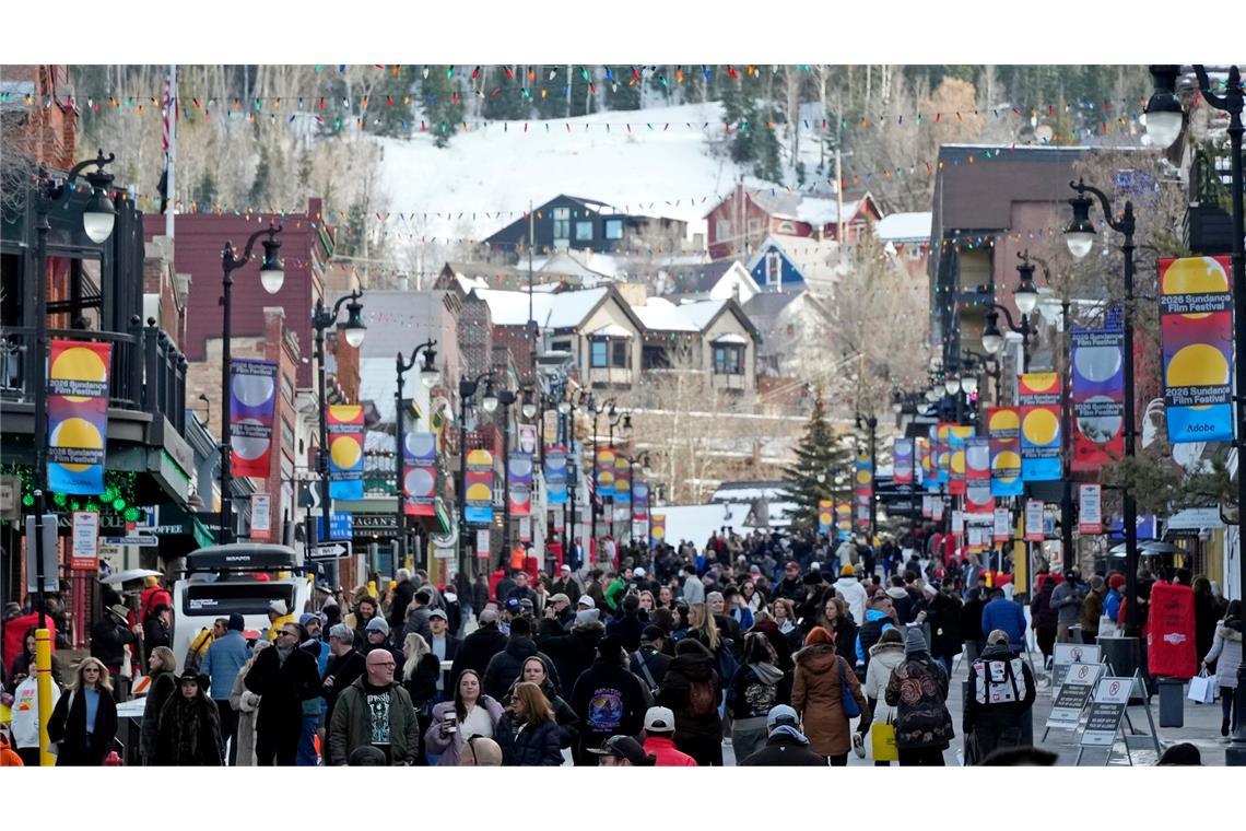Fußgänger gehen am ersten Tag des Sundance Film Festivals 2026 die Main Street in Park City entlang.