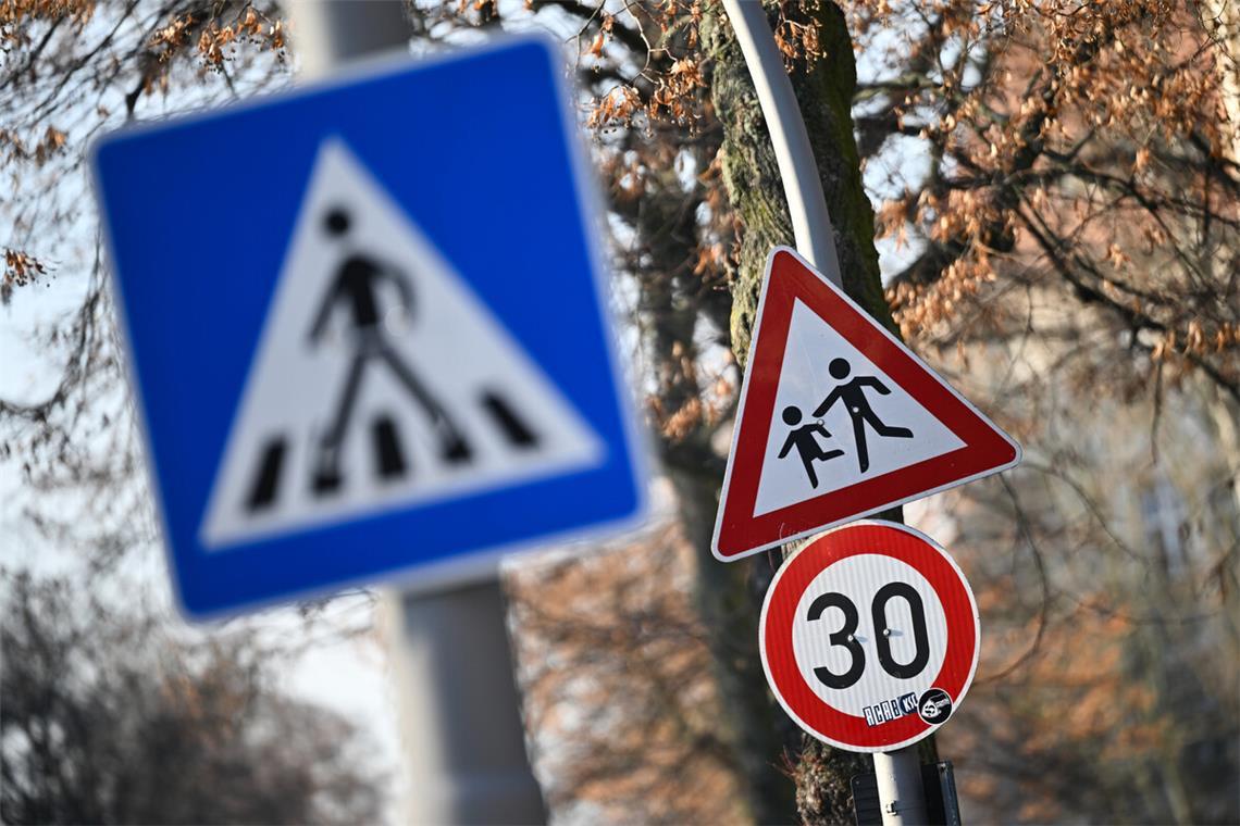Eine Frage der Vernunft Fußgänger und Kinder schützen – das ist letztlich der Sinn von Tempo 30. Fußgänger und Kinder schützen – das ist letztlich der Sinn von Tempo 30.