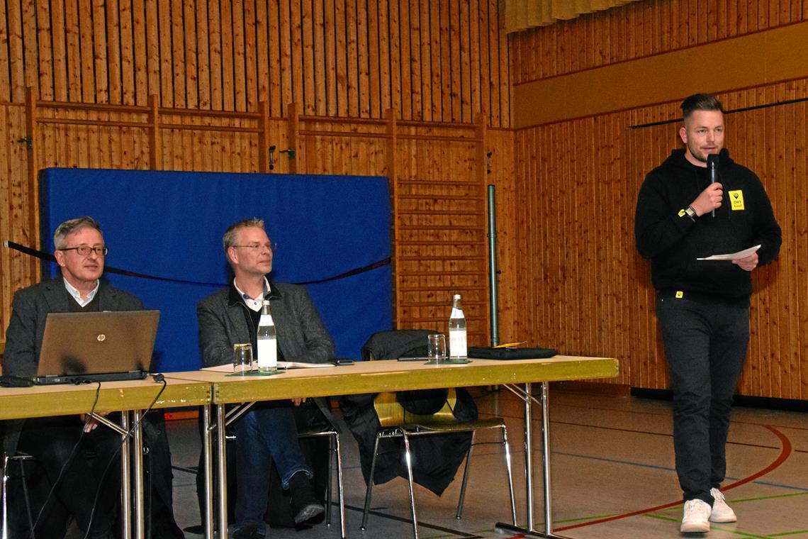 Selbstständig und in Gemeinschaft im Alter FWD-Geschäftsführer (von links) Matthias Günther sowie Marc Zenz geben am Abend ausführlich Auskunft über den Projektstand. Christoph Sarnowski, Gründer und Geschäftsführer der Ortkauf GmbH, informiert über den geplanten Laden. Foto: Elisabeth Klaper