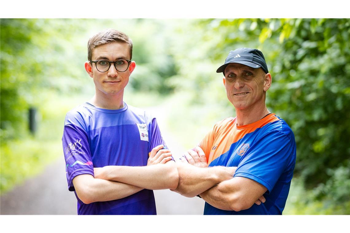 Fynn Thome (18, l.) und sein Vater Martin Thome trainieren gemeinsam in einem Wald bei Lebach für die Special Olympics Nationalen Spiele Saarland 2026.