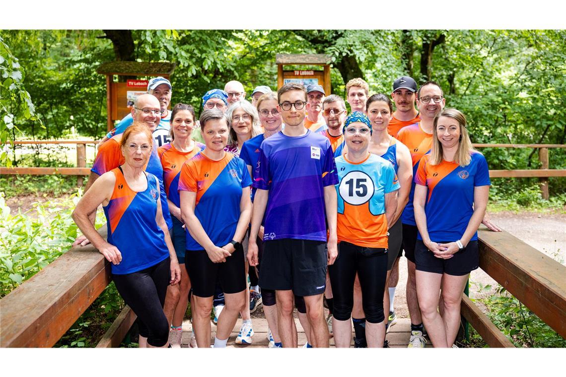 Fynn Thome (18, Mitte) posiert gemeinsam mit den Mitgliedern der Lauf- und Triathlonfreunde Lebach (LTF Theeltal) für ein Gruppenfoto.