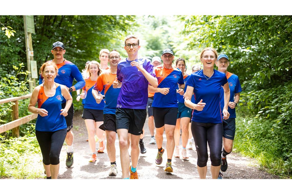 Fynn Thome (18, vorne) trainiert gemeinsam mit den Läuferinnen und Läufern der Lauf- und Triathlonfreunde Lebach (LTF Theeltal) auf einer Waldstrecke bei Lebach.