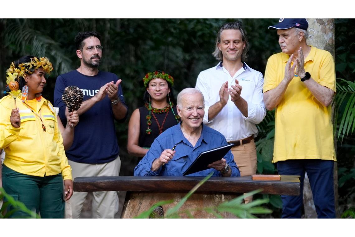 Bilder des Tages G20 in Brasilien: US-Präsident Joe Biden (M) lacht bei einer Besichtigung des Museu da Amazonia.