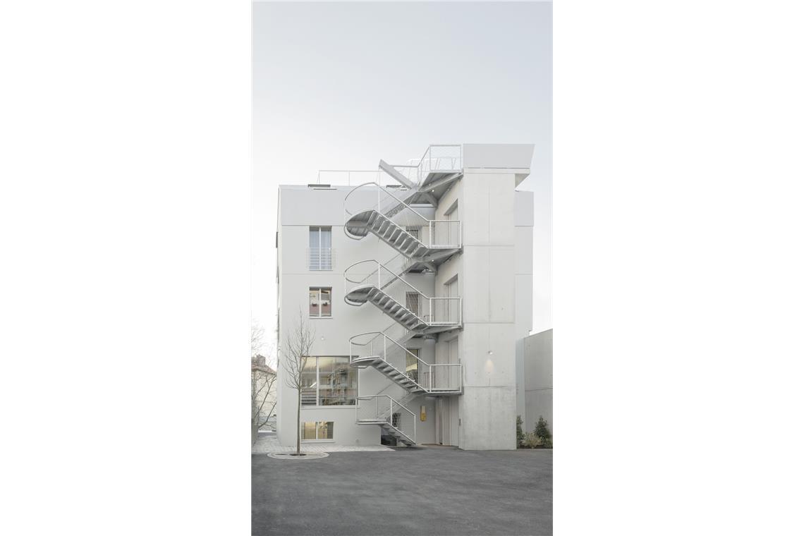 g2o Architekten haben ein Hinterhofhaus in der Olgastraße umgebaut und aufgestockt. Dafür gab es die Auszeichnung „Beispielhaftes Bauen“ der Architektenkammer. Nun finden sich im Gebäude drei Wohnungen und ein Büro. Zuvor. . .