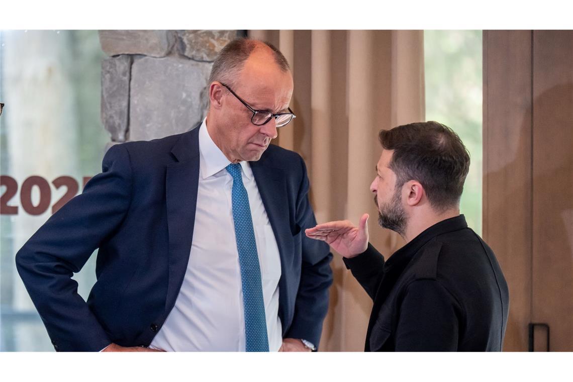 Bilder des Tages G7-Gipfel in Kanada: Merz und Selenskyj im Gespräch