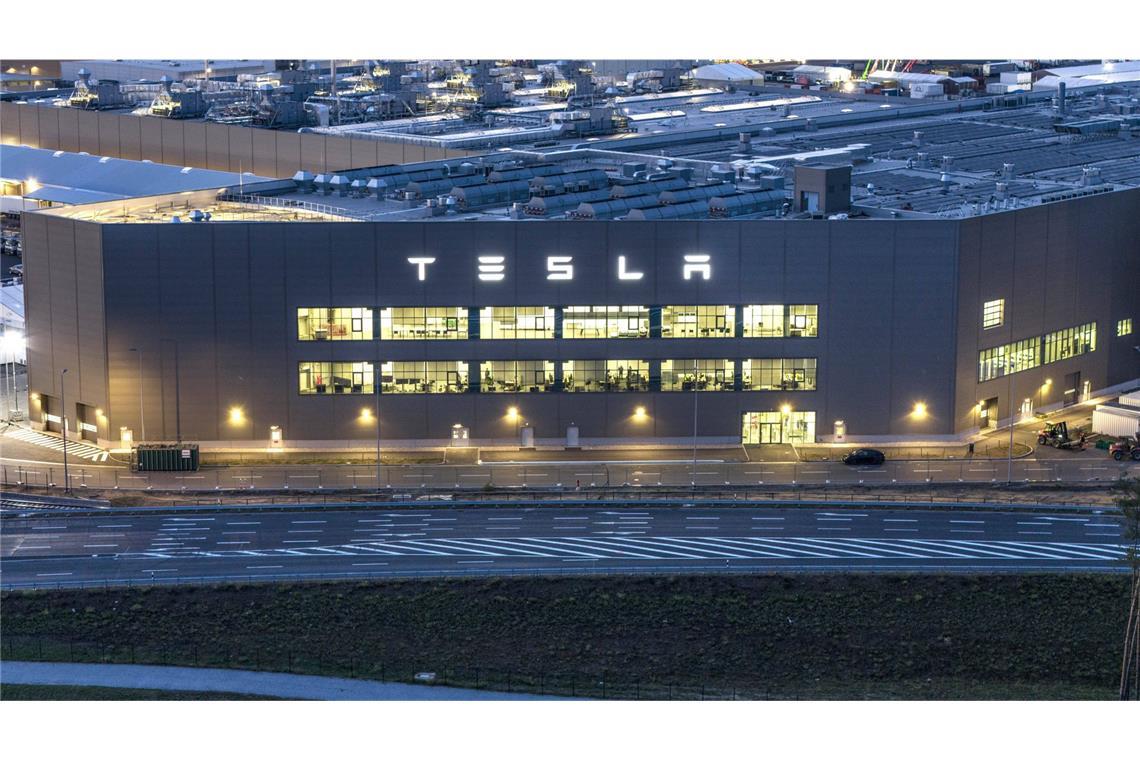 Projektion am Tesla-Werk? Polizei prüft Online-Bilder Gab es am Tesla-Werk in Grünheide eine strafbare Projektion?