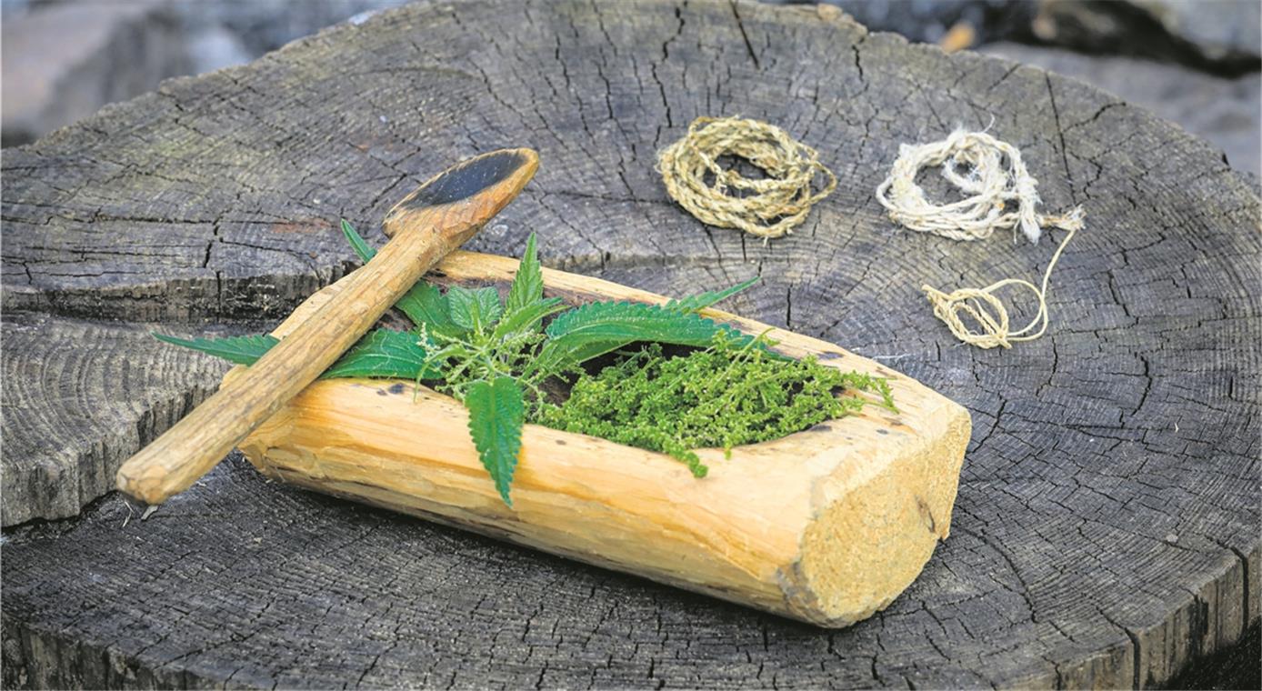 Gaben der Natur: Brennnesselblätter und -samen im Holzgefäß mit Löffel, mitgebracht hat Astrid Szelest Schnüre aus Brennnessel- und Weidenröschenfasern sowie eine Hirschsehne (von links).